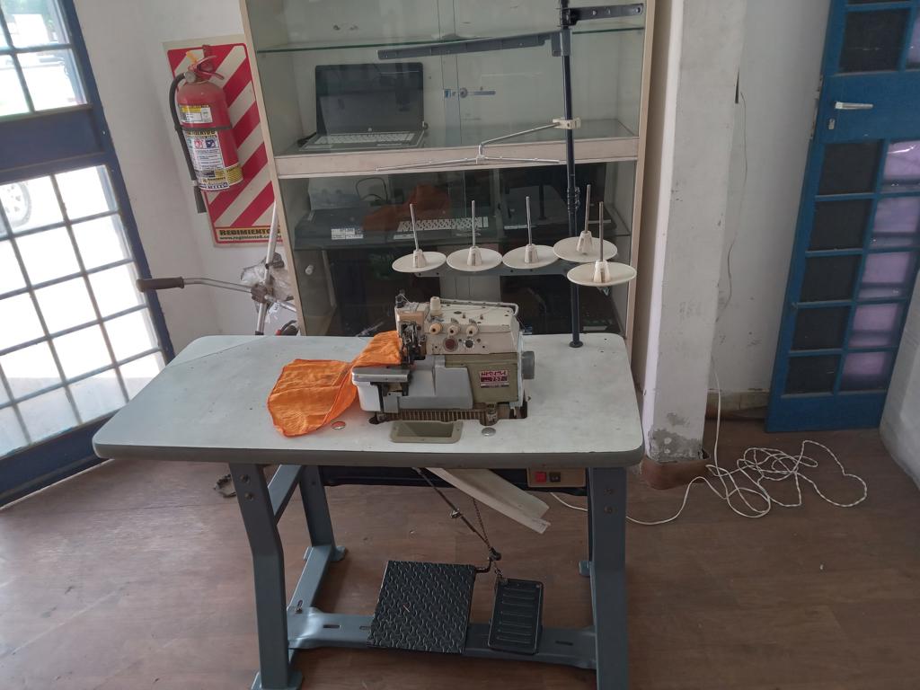 Maquina De Coser Industrial Tipo Overlook Marca Siruba Modelo 757 Usado Con Desgaste Acc MesadaMotorPorta Hilos