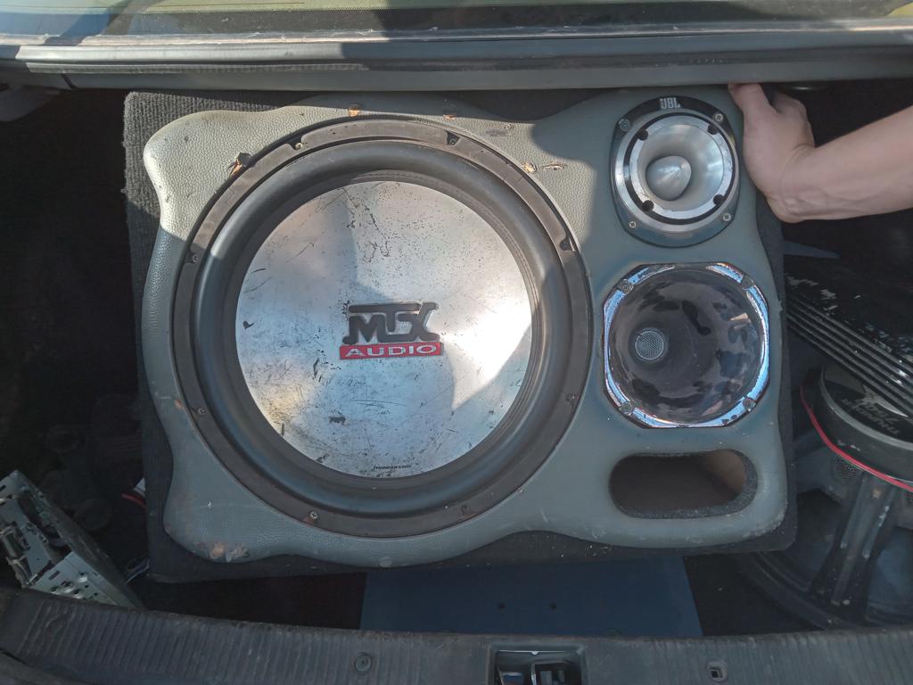Caja C/ Parlantes Para Auto Usado En Buen Estado Acc Un Woofer Mtx De 15Una CornetaUn Super Tweester Jbl