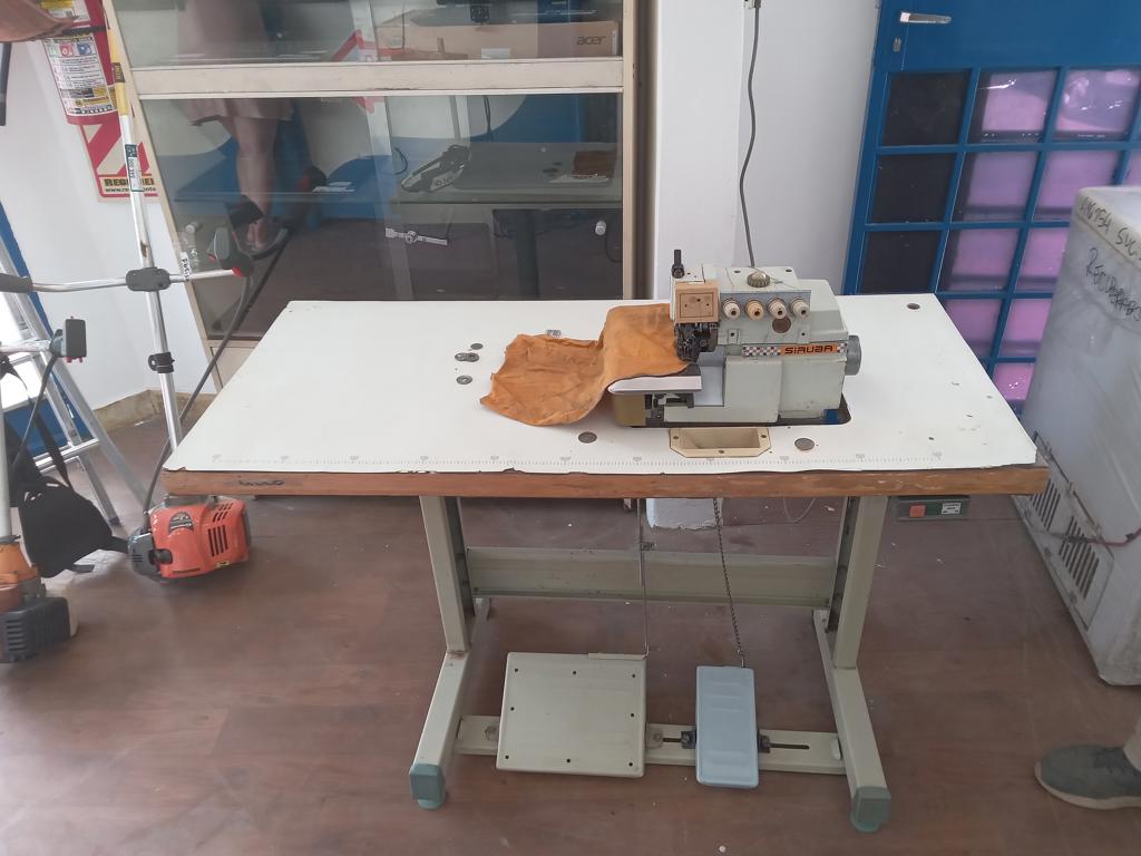 Maquina De Coser Industrial Tipo Overlook Marca Siruba Modelo Nro Usado En Buen Estado Acc MotorMesada
