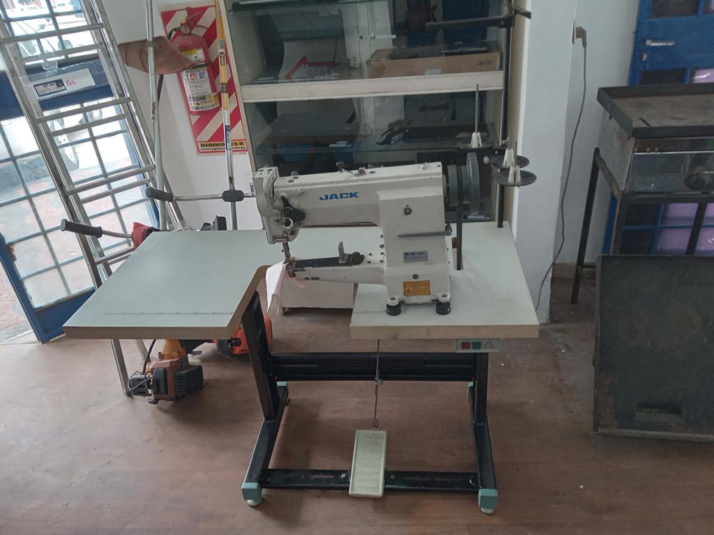 Maquina De Coser Industrial Atracadora Marca Jack Modelo Jk-62681 Acc MesadaMotorPorta Hilo