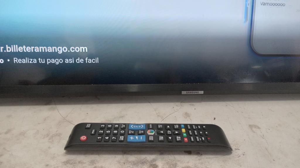 Foto 2 de Televisor Led Smart De 43 '' Marca Samsung Modelo Un43au7090g Con Control Usado En Buen Estado Acc Cable Power