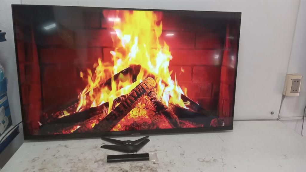 Televisor Led Smart De 43 '' Marca Samsung Modelo Un43au7090g Con Control Usado En Buen Estado Acc 2 PatitasCable PowerEn Caja