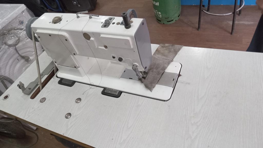 Maquina De Coser Industrial Tipo Recta Doble Aguja Marca Sun Star Modelo Nro Usado En Buen Estado Acc MesadaMotor