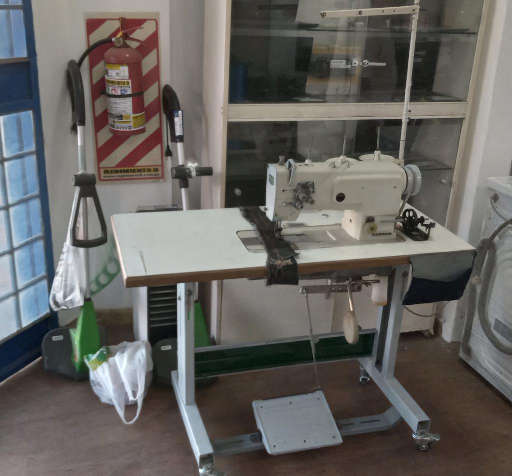 Maquina De Coser Industrial Tipo Recta Doble Aguja Marca Siruba Modelo T828-72-064hl Usado En Buen Estado Acc MesadaMotorPorta Hilo4 Rueditas