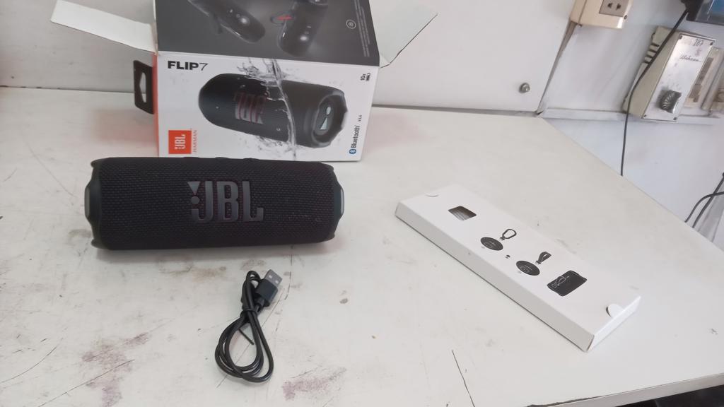 Parlante Portatil Marca Jbl Modelo Flip 7 Usado En Buen Estado Con 1 Colgante Acc 1 Usb(No Original)
