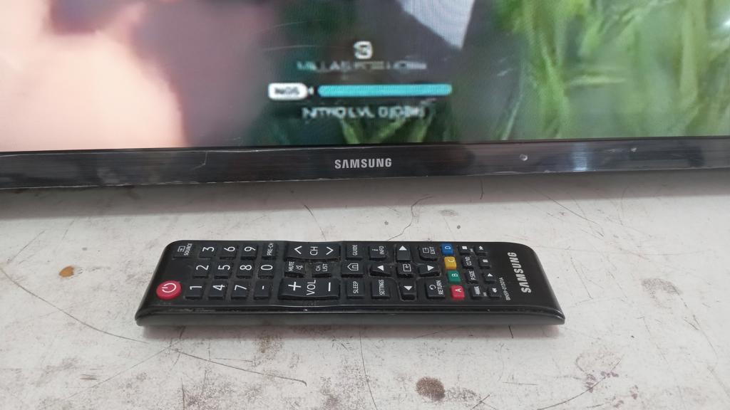 Foto 2 de Televisor Led Smart De 40 '' Marca Sansung Modelo Un40j5290ag Con Control Usado En Buen Estado Acc Control