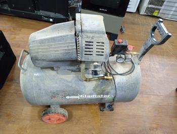 Compresor De Aire Marca Gladiator Modelo Ce710 Potencia Hp 3 Usadoenbuenestado Acc Rueditas2 FiltrosTanque De 200 Litros