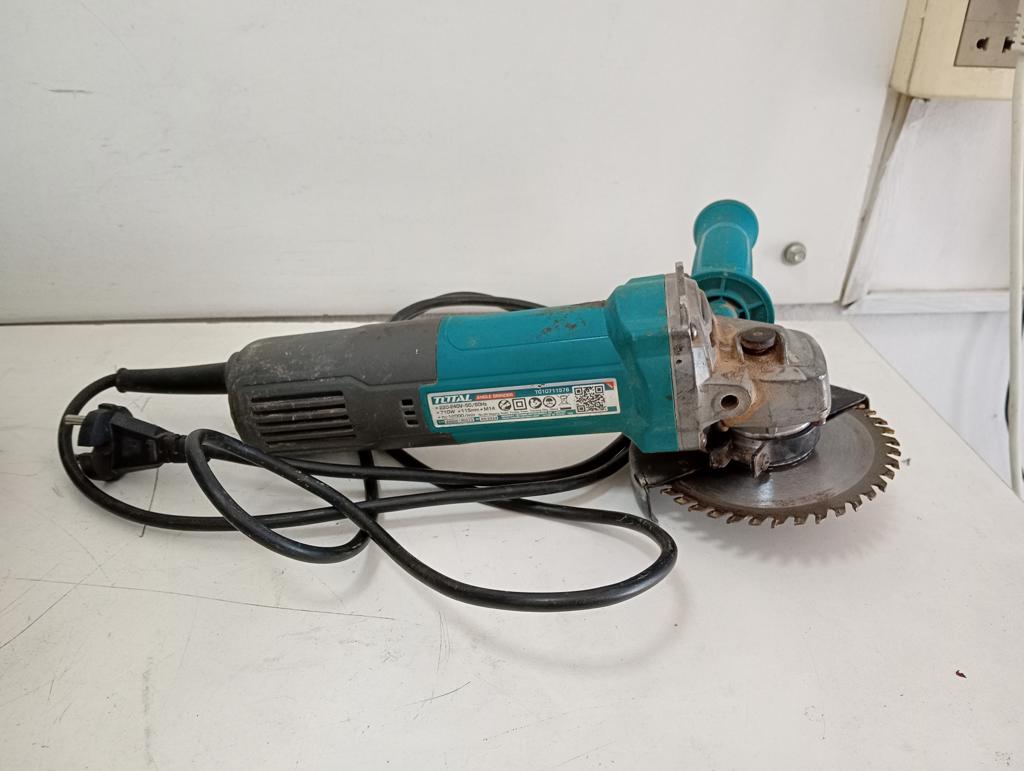 Pulidora Marca Total Modelo Angle Grinder Tamaño Mediano Usado En Buen Estado Acc Disco Para Cortar MaderaManija