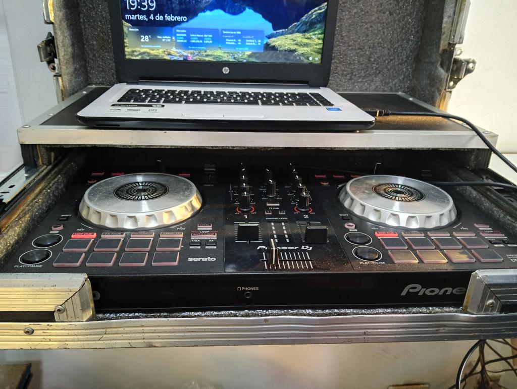 Consola De Sonido Marca Pioneer Modelo Ddj-Sb3 Nro Usado En Buen Estado Acc Caja De MaderaCable UsbCable Conexion