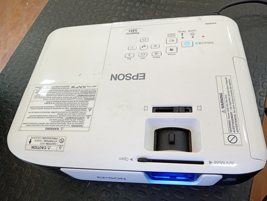 Foto 2 de Proyector De Imagen Marca Epson Sin Control Modelo Power Lite S41+ Lumenes 6.000 Usado En Buen Estado Acc Cable PowerPuerto Hdmi Puerto BgaPuerto Lam