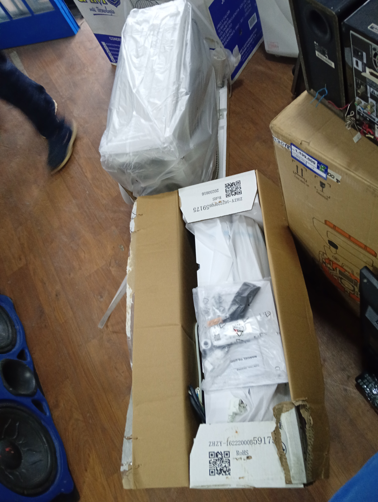 Foto 2 de Aire Acondicionado Tipo Split Marca Jam Potencia Btu 12 Con Kit Instalacion Con Control Modelo Jf-12chrn1 Nuevo Sin Uso Con Caja Acc No Tiene
