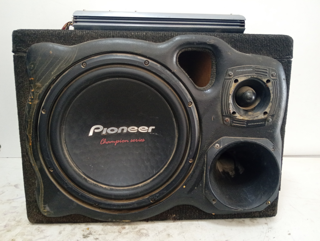 Caja C/ Parlantes Para Auto Nro Usado Con Desgaste Acc Woofer De 12 PulgadasCorneta Woofer De 12 Pulgadas