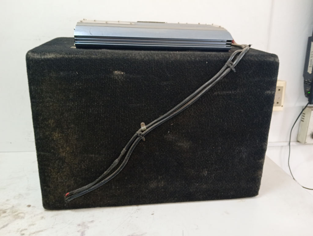 Foto 2 de Caja C/ Parlantes Para Auto Nro Usado Con Desgaste Acc Woofer De 12 PulgadasCorneta Woofer De 12 Pulgadas