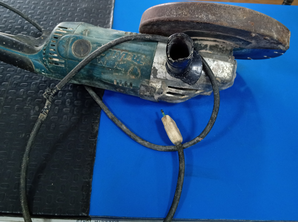 Foto 2 de Pulidora Marca Makita Modelo Ga9020 Tamaño Grande Usado En Buen Estado Acc Disco De CorteProtectorManija