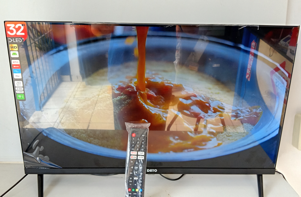 Foto 2 de Televisor Led Smart De 32 '' Marca Dayo Modelo Dayo5885 Con Control Usado En Buen Estado Acc No Tiene