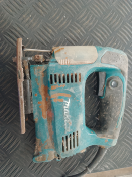 Sierra Tipo : Caladora Marca Makita Modelo 4327 Usado Con Desgaste Acc: Con Sierra Comentario: Con Ficha No Original