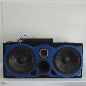 Caja C/ Parlantes Para Auto Usado En Buen Estado Acc: 2 Woofer De 15 1 Cornetas 1 Supertwster Comentario: Forrado Color Azul Con Negro