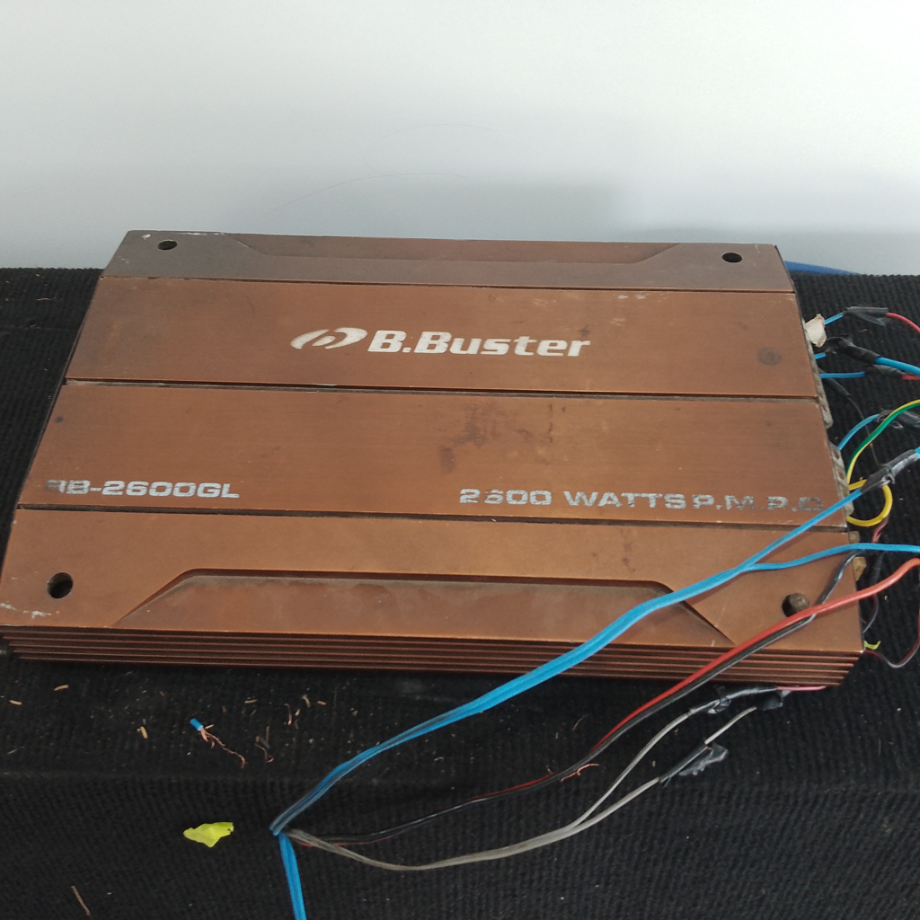 Amplificador De Sonido P/ Automovil Marca B.Buster De 2600 Watts Modelo Bb-2600 Usado En Buen Estado Acc Con Ficha De Conexión