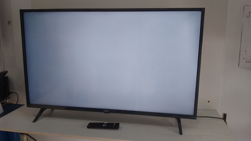 Foto 2 de Televisor Led Smart De 43 '' Marca Lg Modelo 43lm6370psb Con Control Usado En Buen Estado Acc Par De PatitasCable Power