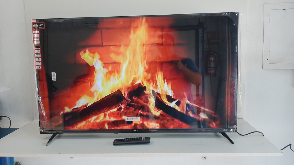 Televisor Led Smart De 43 '' Marca Tokyo Modelo Tvtokff43wb Con Control Usado En Buen Estado Acc Par De Patitas