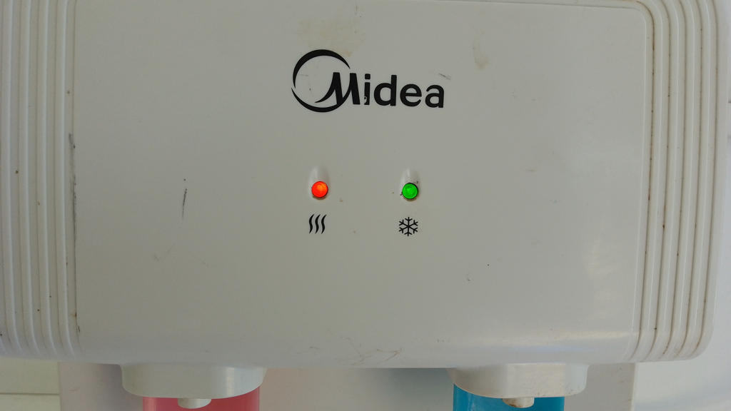 Foto 2 de Bebedero Marca Midea Modelo Yd1539t Usado En Buen Estado Acc Frio/Caliente