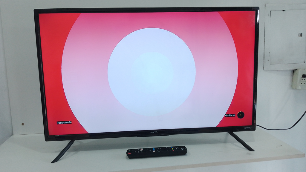 Televisor Led Smart De 40 '' Marca Tokyo Modelo Toktcled40s Con Control Usado En Buen Estado Acc Par De Patitas