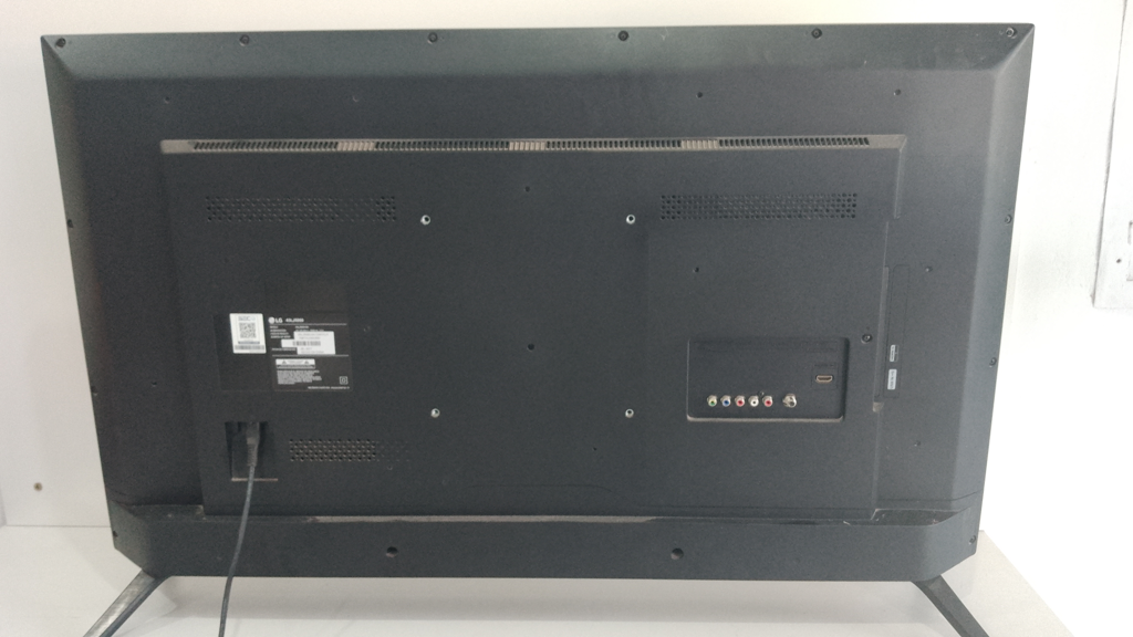 Foto 2 de Televisor Led Convencional De 43 '' Marca Lg Modelo 43lj5000 Usado En Buen Estado Con Control Sin Caja Acc Con Patitas Y Cable Power
