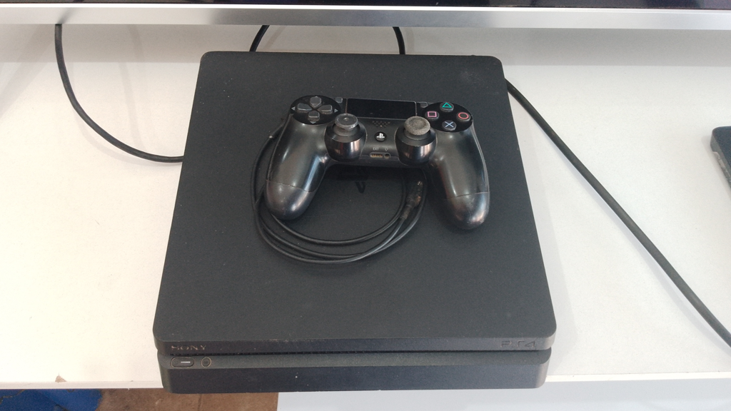 Juego Electronico Ps4 Marca Sony Modelo Cuh-2215b Disco Duro 1.000 Gb Con Control Sin Caja Usado En Buen Estado Acc Cable Power Hdmi Usb