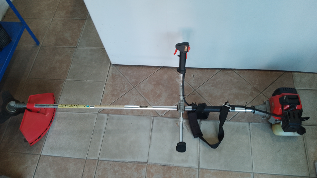 Desmalezadora Marca No Tiene Modelo 1e44f Usado Con Desgaste Original No Acc Con Protector Cuchilla Y Perchero