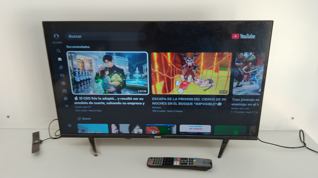 Televisor Led Smart De 32 '' Marca Fama Modelo Tvf-32e20 Con Control Usado Con Desgaste Acc Con Patitas Y Antena