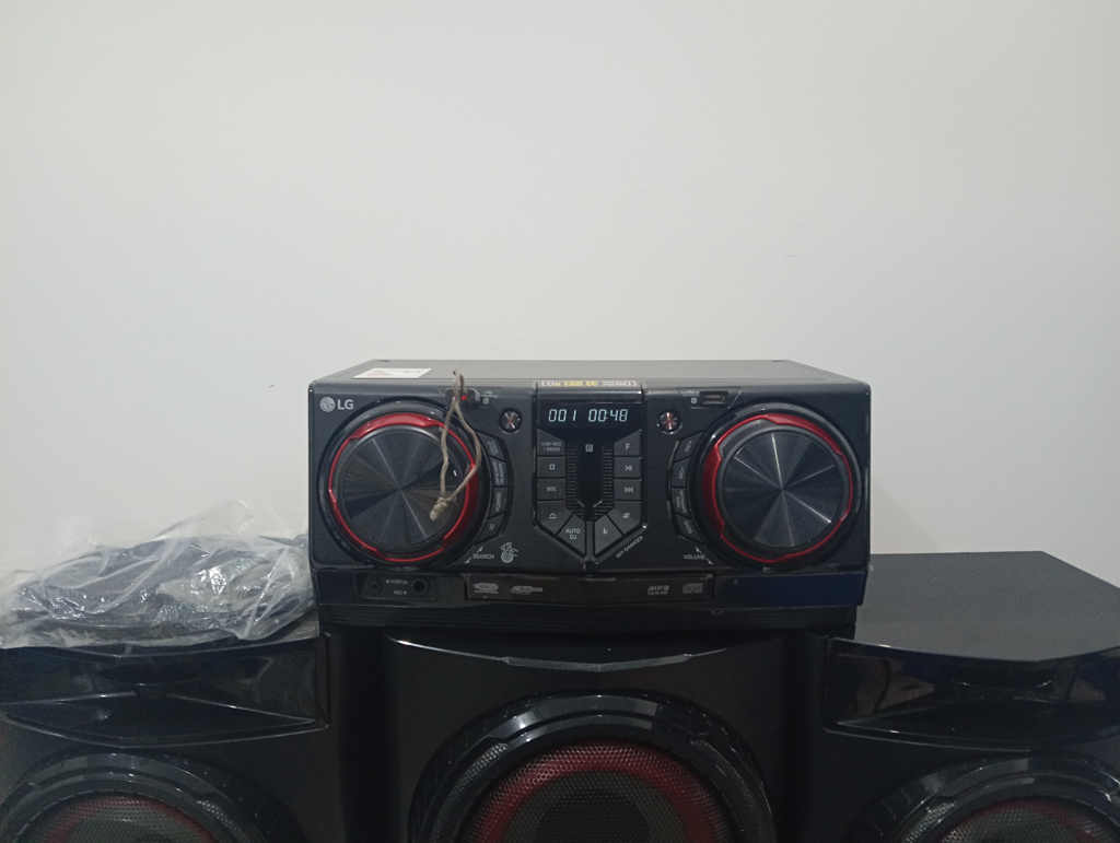 Foto 2 de Equipo De Sonido Marca Lg Con Control Modelo Cj45 Usado En Buen Estado Acc 2 Parlantes 1wooferAntena Fm