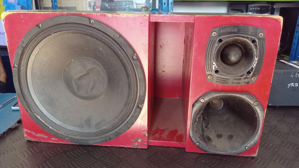 Caja C/ Parlantes Para Auto Usado Con Desgaste Acc 1 CornetaBuferTwister