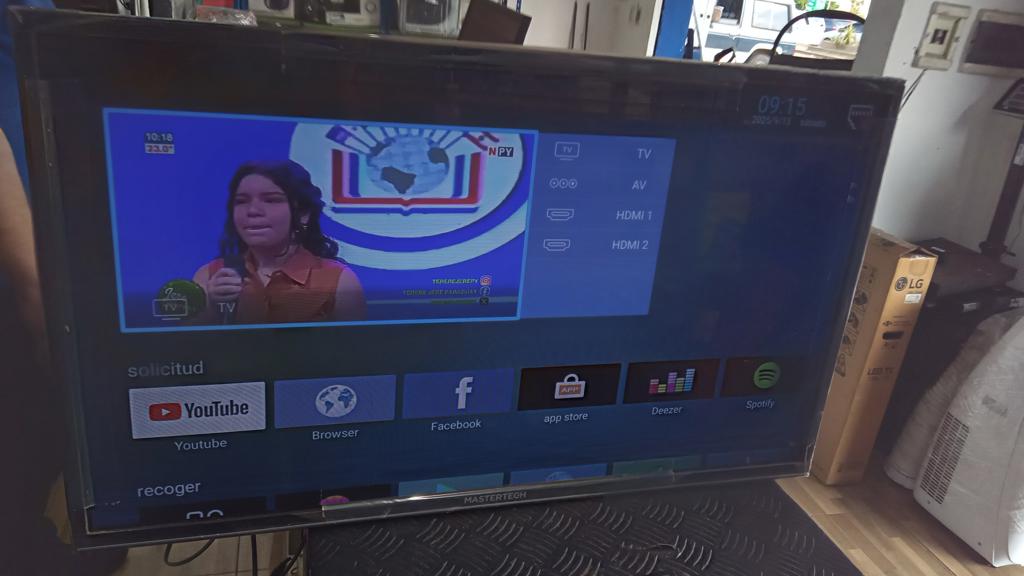 Televisor Led Smart De 32 '' Marca Mastertech Modelo Mt325a71htc1 Con Control Usado En Buen Estado Acc Dos ControlesSoporte Para ParedAntena