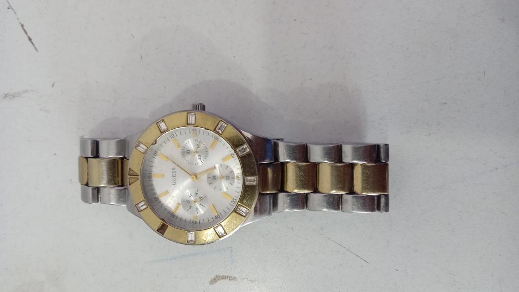 Reloj Para Dama Marca Guess Modelo No Tiene Usado En Buen Estado Acc Malla De Metal Dorado Y Plata Un Poco Con Desagaste10 Piedritas Color Blanco
