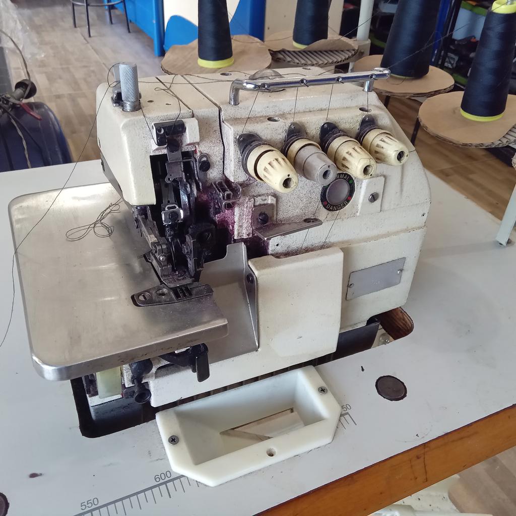 Maquina De Coser Familiar Tipo Overlock Marca Typical Modelo No Tiene Acc 5 HilosMesadaMotor Bai Wei Wei Dol12h (400w)