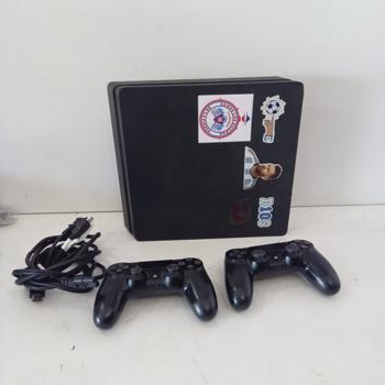 Juego Electronico Ps4 Marca Sony Modelo Cuh-2215b Disco Duro 1.000 Gb Con Control Sin Caja Usado En Buen Estado Acc 2 Controles Sin N° Color Negro Cable Cte