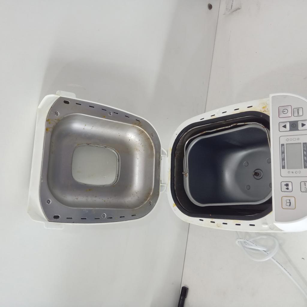 Foto 2 de Fabricadora De Pan Marca Ufesa Modelo Bm6000 Usado En Buen Estado Acc Recipiente