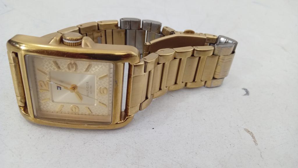 Reloj Para Caballero Marca Tommy Hilfiger Modelo Esr.1985 Usado En Buen Estado Acc Malla De Acero Color Dorado