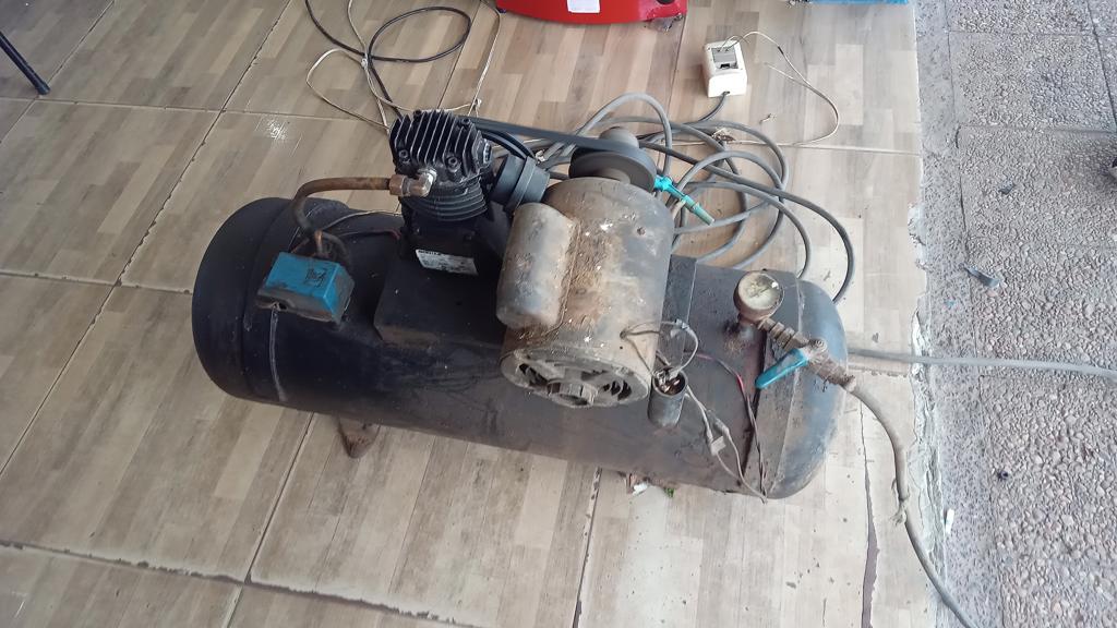 Compresor De Aire Marca Shultz Modelo Csi7.4 Potencia Hp 2 Usado Con Desgaste Acc Motor Weg 1 Cabezal A CorreaManguera 10mt 1 Pico De Plastico