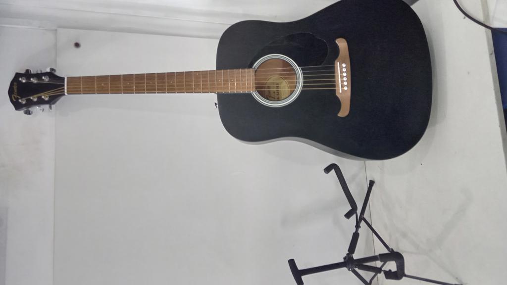 Guitarra Marca Fender Modelo Fa-125/Blk Usado En Buen Estado Acc 6 CuerdasDe Metal Soporte Para Guitarra Marca Fender