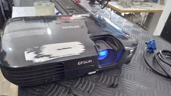 Proyector De Imagen Marca Epsons8 Sin Control Modelo H309a Lumenes 2.800 Usado Con Desgaste Acc Cable CcteCable VgaTapa