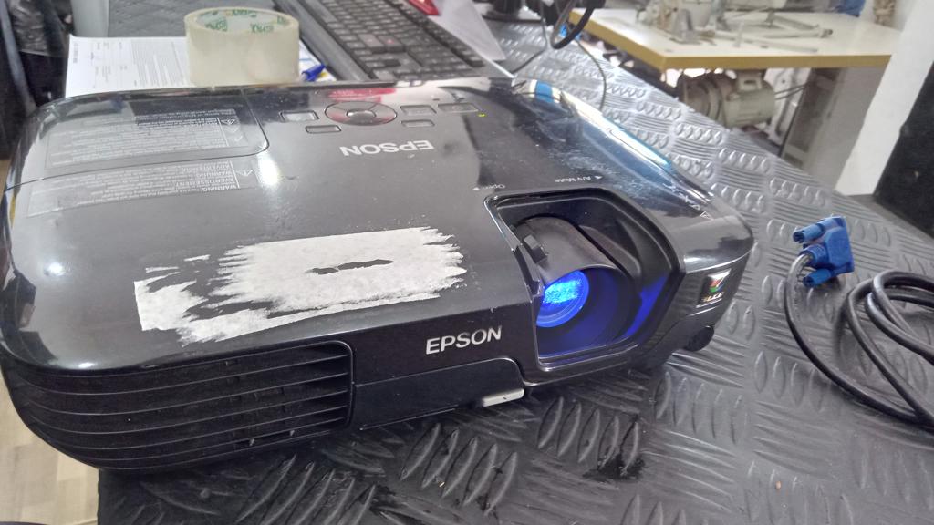 Proyector De Imagen Marca Epsons8 Sin Control Modelo H309a Lumenes 2.800 Usado Con Desgaste Acc Cable CcteCable VgaTapa