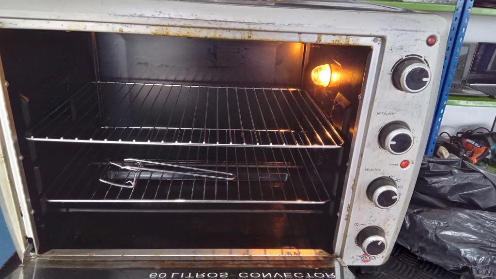 Foto 2 de Horno Marca Tokyo Litros 60 Modelo Edthtoky61pc-N Usado Con Desgaste Acc 2 Parrillas Buen Estado Por Dentro1 Pinza