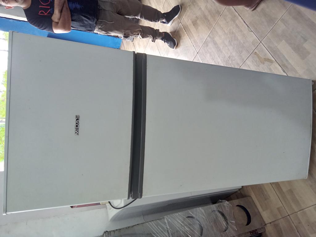 Heladera Marca Midas Modelo Md-Hd300lbim Usado En Buen Estado Litros 300 Acc 3 Bandejas3 Regillas
