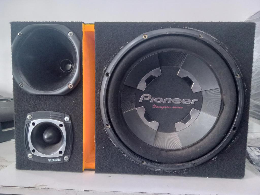 Caja C/ Parlantes Para Auto Usado En Buen Estado Acc CornetaWooferTwister
