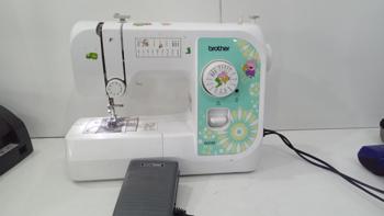 Maquina De Coser Familiar Marca Brother Modelo Js2135 Usado En Buen Estado Acc PedalAguja Prensatela