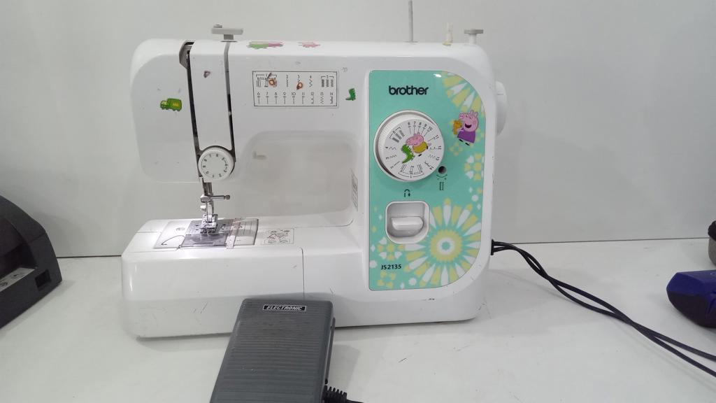 Maquina De Coser Familiar Marca Brother Modelo Js2135 Usado En Buen Estado Acc PedalAguja Prensatela