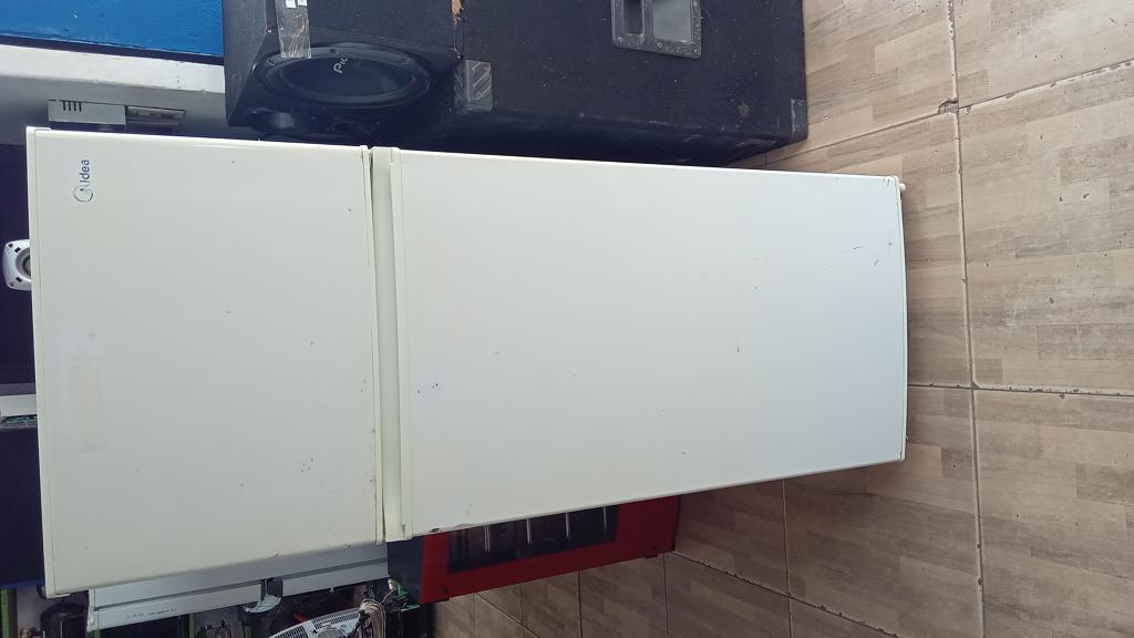 Heladera Marca Midea Modelo Hd 273 Usado En Buen Estado Litros 300 Acc 1 Bandeja De Metal3 Bandejas De Vidrio1 Verdulera3 Porta Bebidas
