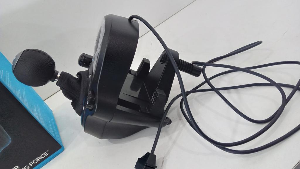 Foto 2 de Control Para Juego Ps4 Marca Logitech Modelo Driving Force Acc Agarres Para La Meza
