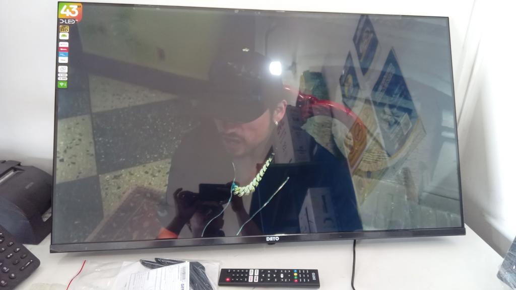 Televisor Led Smart De 43 '' Marca Dayo Modelo Dayo5892 Con Control Nuevo Sin Uso Acc Patitas Manual